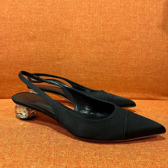 Giambattista Valli
Suede Crystal-Heel Slingback Pumps NWT retail $840 - Picture 8 of 15